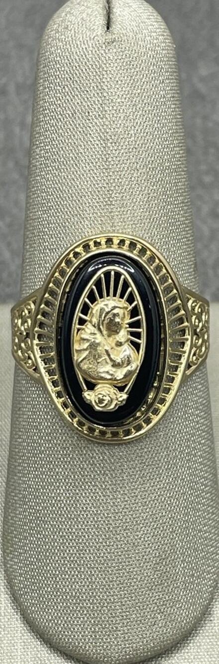 14K Yellow Gold Ring W/ Oval Black Stone W/ Mother & Child Design (26567)